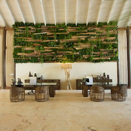 Viva V Samana By Wyndham, A Trademark Adults All Inclusive Las Terrenas Luaran gambar Living wall at the front desk of the hotel