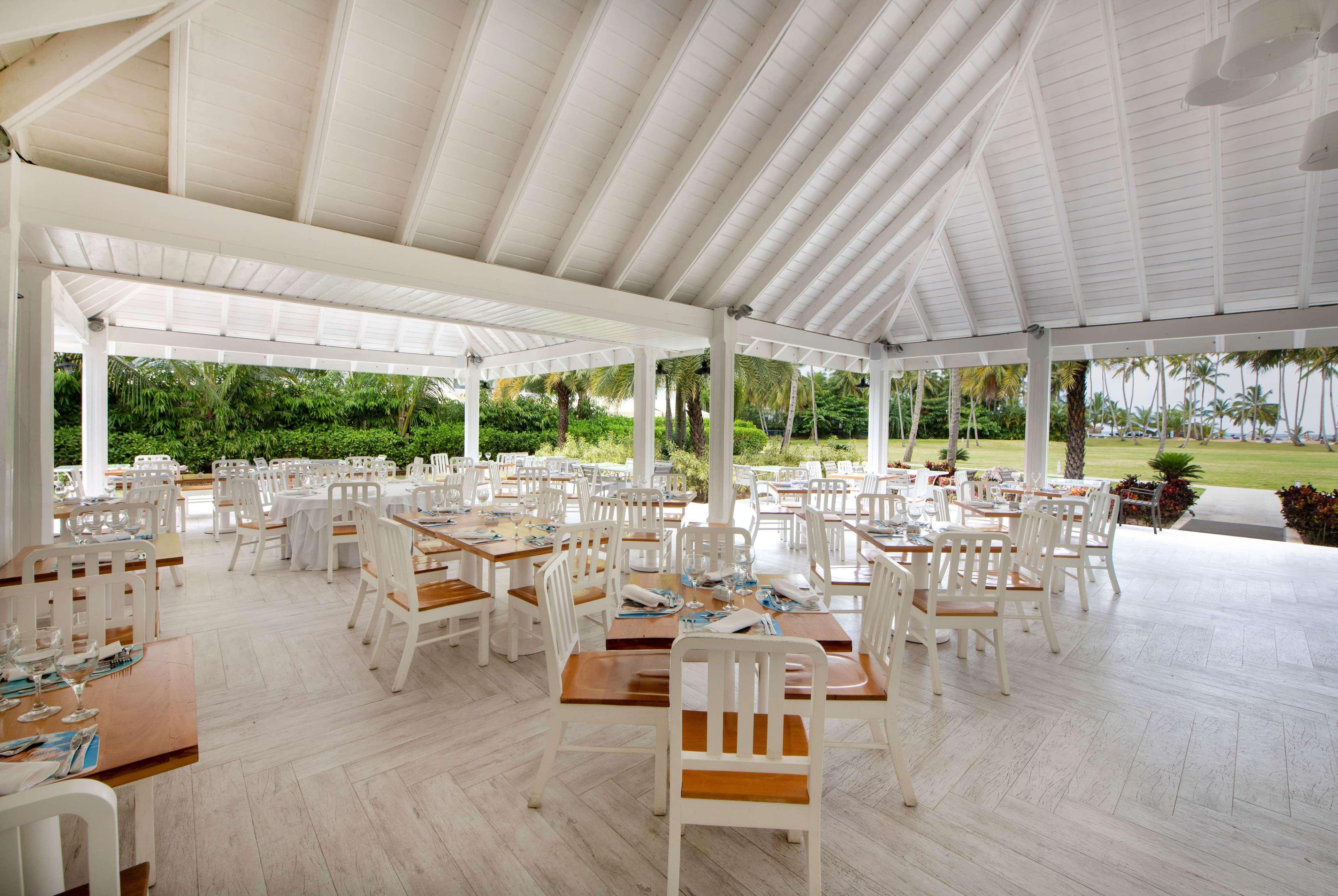 Viva V Samana By Wyndham, A Trademark Adults All Inclusive Las Terrenas Luaran gambar The interior of the restaurant
