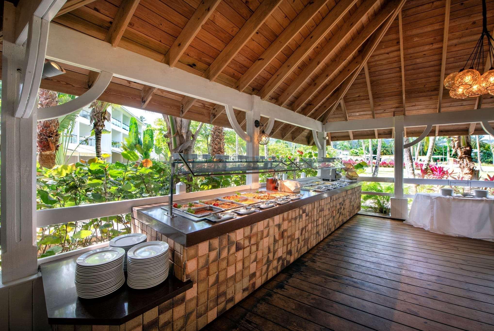Viva V Samana By Wyndham, A Trademark Adults All Inclusive Las Terrenas Luaran gambar Buffet at a resort