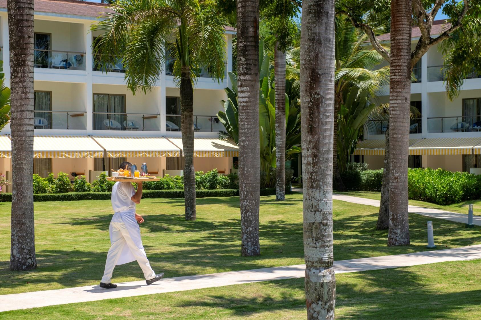 Viva V Samana By Wyndham, A Trademark Adults All Inclusive Las Terrenas Luaran gambar A butler at the Four Seasons Resort Punta Cana