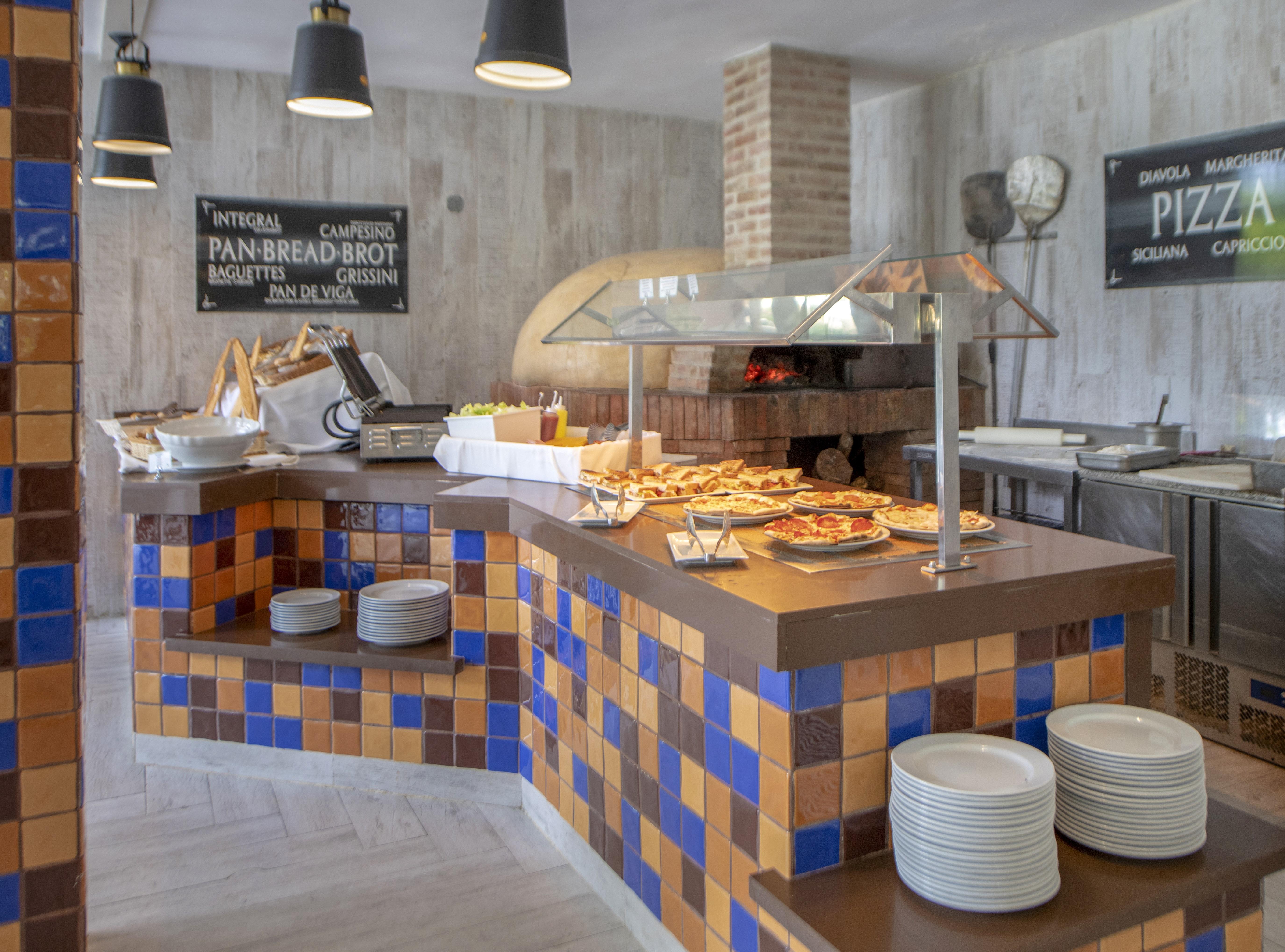 Viva V Samana By Wyndham, A Trademark Adults All Inclusive Las Terrenas Luaran gambar Pizza station at a buffet