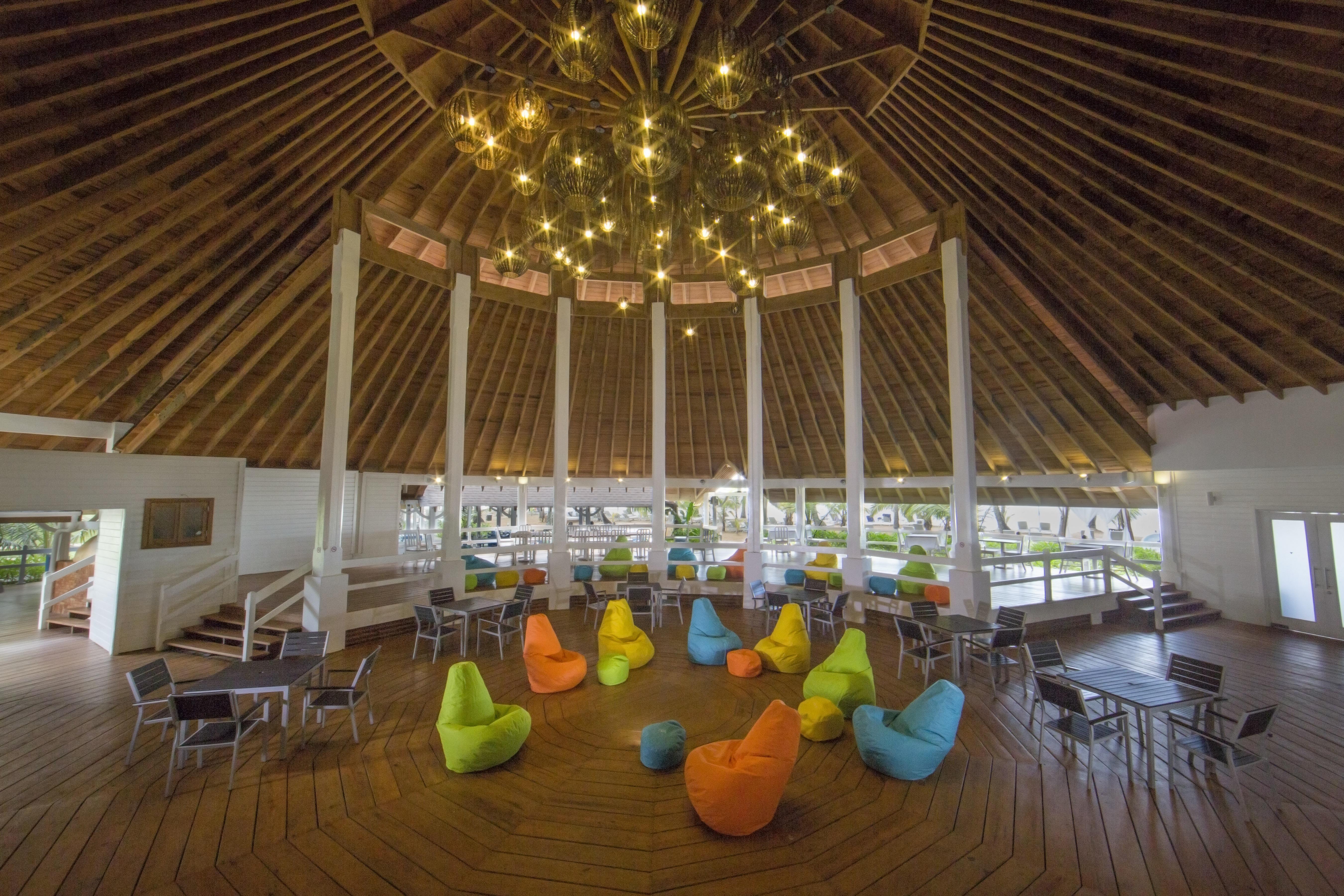 Viva V Samana By Wyndham, A Trademark Adults All Inclusive Las Terrenas Luaran gambar The interior of the library