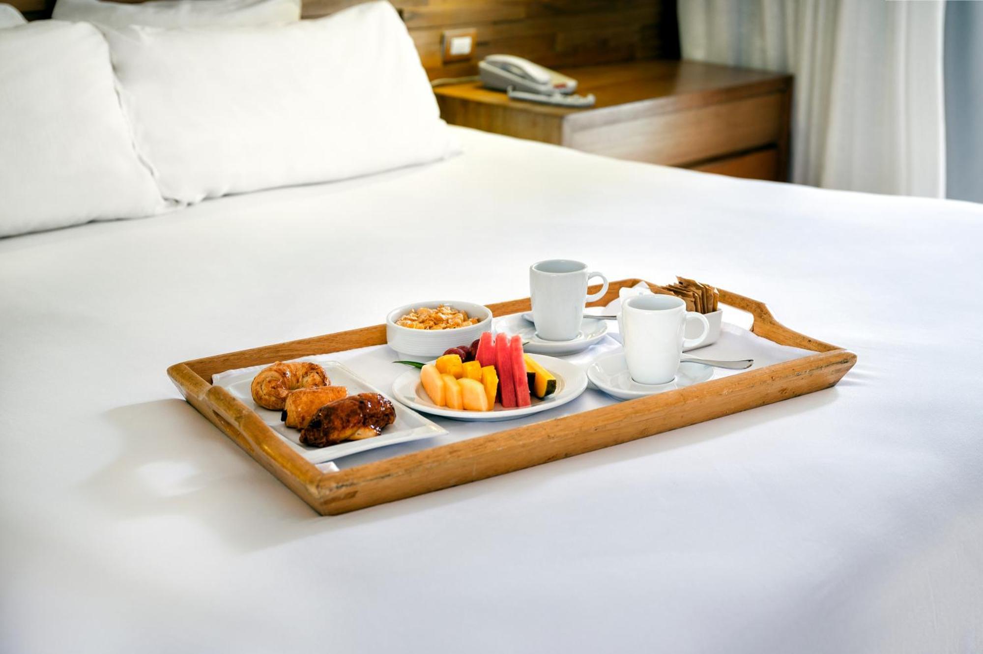Viva V Samana By Wyndham, A Trademark Adults All Inclusive Las Terrenas Luaran gambar Room service