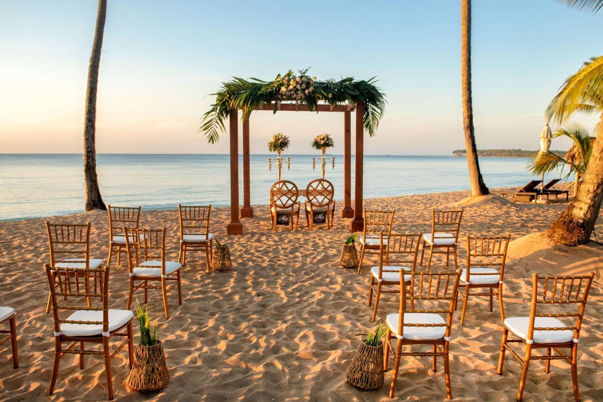 Viva V Samana By Wyndham, A Trademark Adults All Inclusive Las Terrenas Luaran gambar A beach wedding