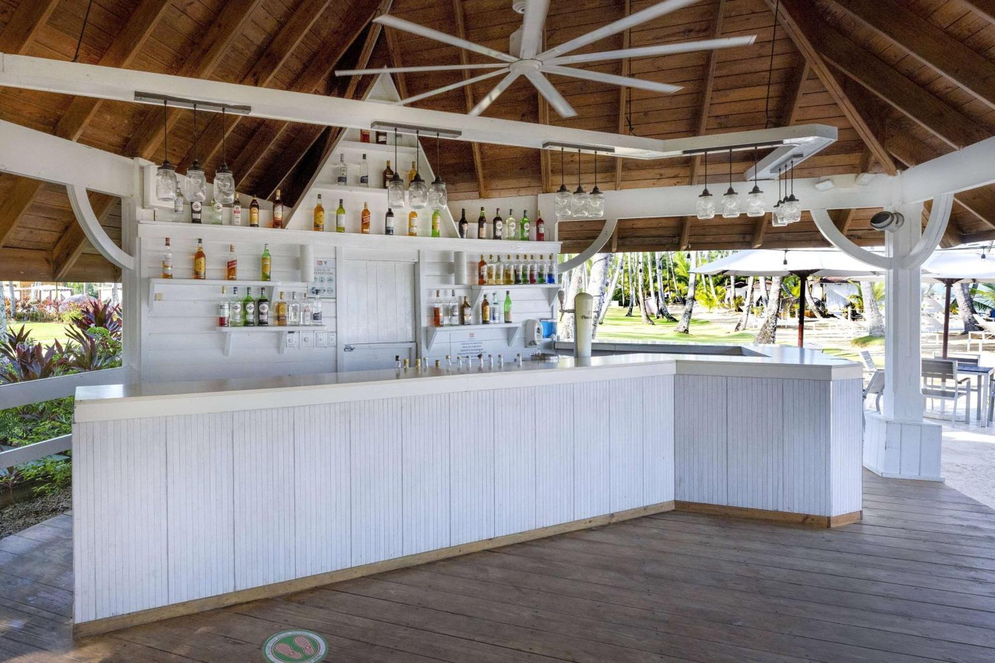 Viva V Samana By Wyndham, A Trademark Adults All Inclusive Las Terrenas Luaran gambar The bar at the beach club