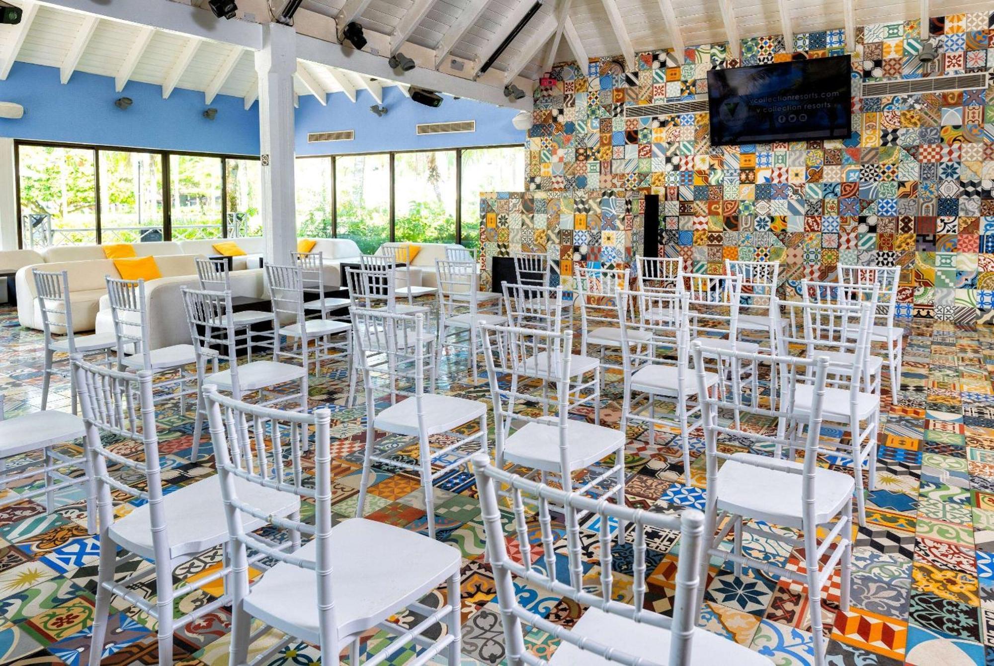 Viva V Samana By Wyndham, A Trademark Adults All Inclusive Las Terrenas Luaran gambar The interior of the clubhouse
