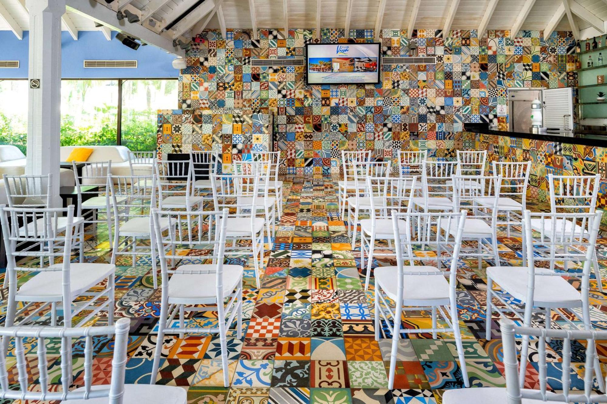 Viva V Samana By Wyndham, A Trademark Adults All Inclusive Las Terrenas Luaran gambar The interior of the hotel